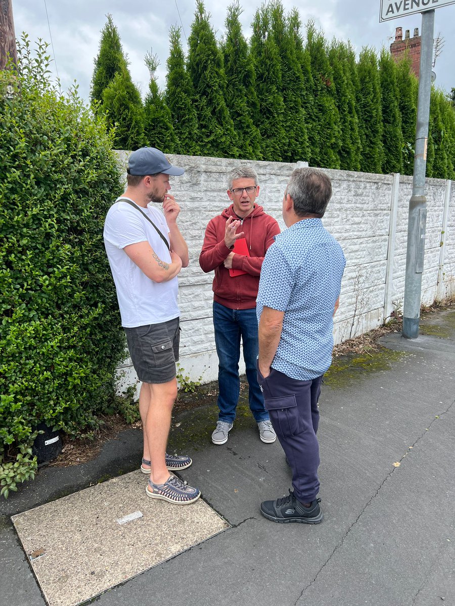 OldMoatLabour's tweet image. Good street surgery this morning on Rudheath Avenue/Saltney Avenue/Hassall Avenue with @JeffSmithetc and our local councillors. 

Lots of casework picked up to action, and plenty of conversations with our residents about local issues that we can help and assist with in Old Moat.