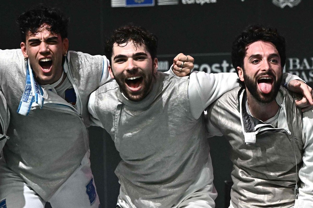 Radio1Rai's tweet image. 🔵#Tbilisi2025 Gli azzurri del fioretto maschile sono in finale nel torneo a squadre ai mondiali di #Scherma, dove cercheranno di vincere il primo oro per l'Italia. Bianchi, Macchi e Marini hanno battuto la Francia (45-30). L'altra semifinale è Ungheria-Usa.
#Fencing