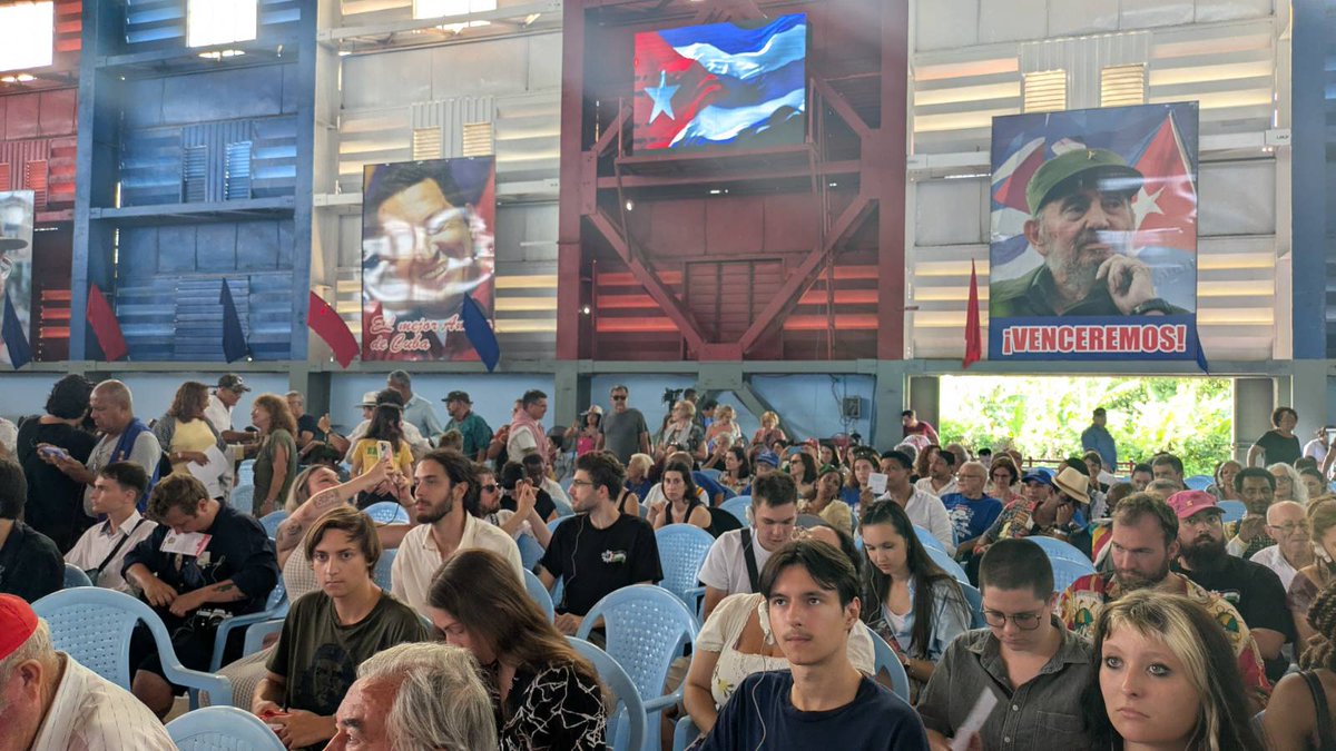 JRCF_'s tweet image. 🇨🇵🫱🏻‍🫲🏽🇨🇺 La JRCF présente au meeting international en solidarité avec Cuba, le 25 juillet 2025.
Nous étions aux côtés de nos camarades des brigades internationales d&apos;Europe, pour rencontrer le président @DiazCanelB 

@PresidenciaCuba 
@EmbaCubaFrancia 
@AsambleaCuba