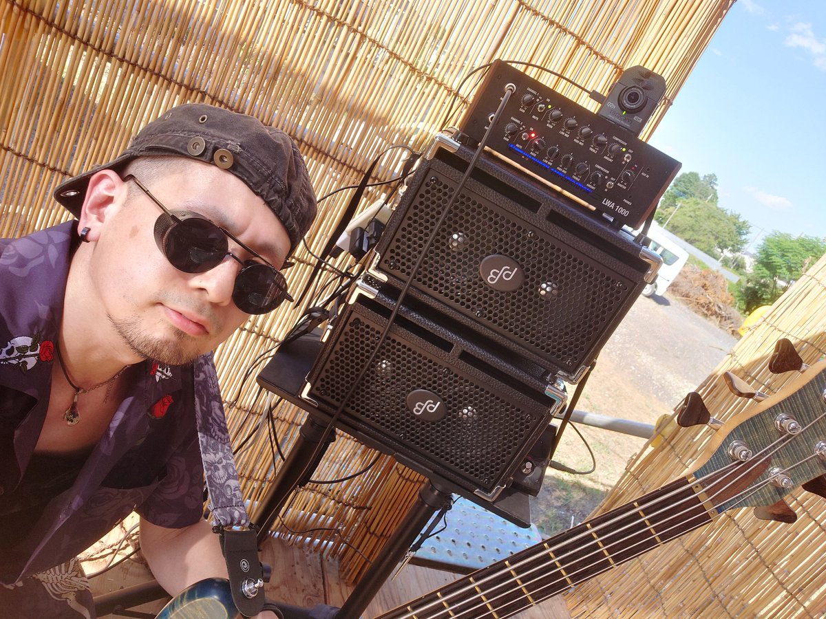 今日は某お祭りで演奏します…リハしたとこ。いい感じです
おウチのPJB C-2キャビネットを2段にしてます　生ドラムと演奏してもちっとも問題ない音圧（ハイゲインなギターがいなければ）音像もクリアです
「手持ちの機材にちょっと買い足して野外ライブ良くできん？」って生成AIに相談して組みました