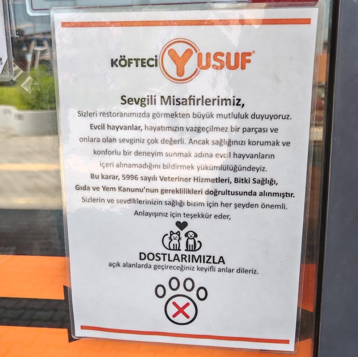 Köfteci Yusuf işletmelerine evcil hayvan girişini yasaklamış. 

İşletme etrafındaki sokak hayvanlarına yemek artıklarını bile çok gören bir işletmeye gitmeyin, gidenleri uyarın !