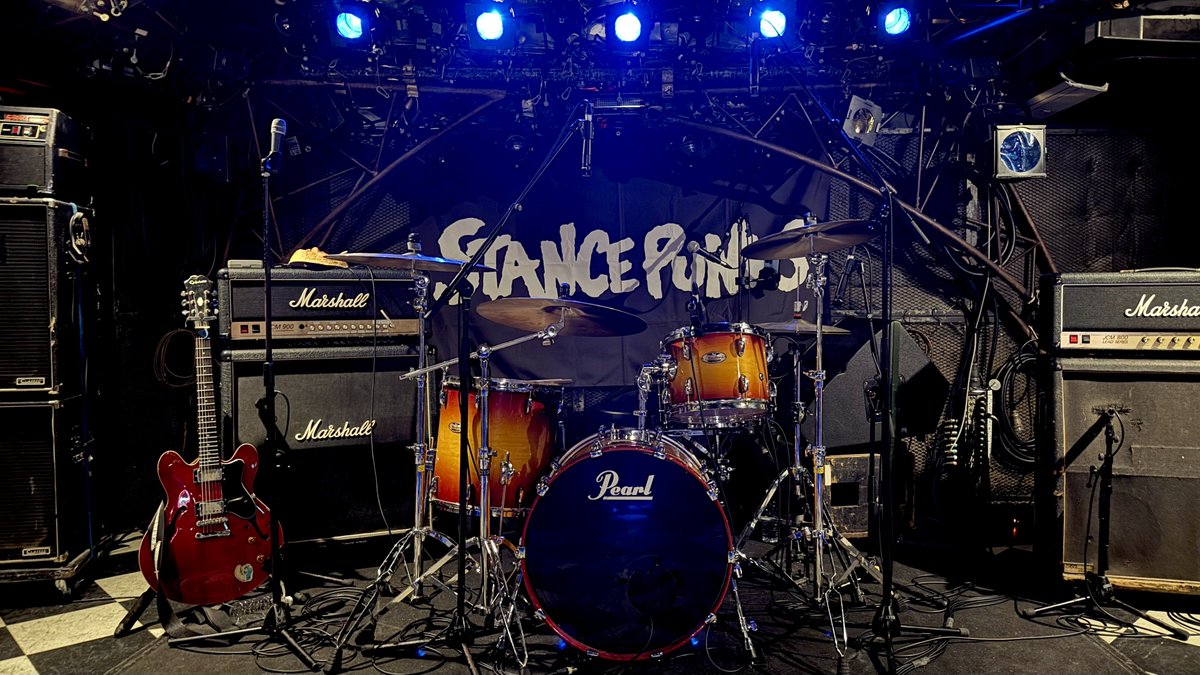 i_wrap_official's tweet image. 世間の皆さまはフジロックで、
大自然をエンジョイしてるんだろうけど…
ポリ袋は下北沢の地下室で、
大勢のパンクスに囲まれております😌
相変わらずのモッシュとダイヴですが、
優しい人たちばかりです⚡️
場所は違えど、皆さま良い週末を。
お互いケガの無きよう👍
#STANCEPUNKS #下北沢SHELTER