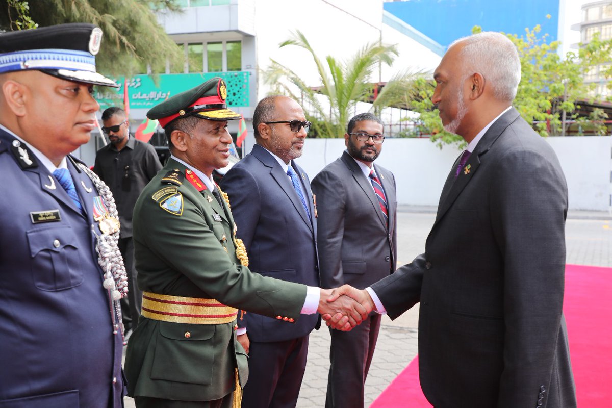 ރާއްޖޭގެ މިނިވަން ދުވަހުގެ މުނާޞަބަތުގައި ރާއްޖޭގެ ރައީސުލްޖުމްހޫރިއްޔާ ޑރ. މުޙައްމަދު މުޢިއްޒު، ސިފައިންނާއި ފުލުހުންނާ މިއަދު ބައްދަލުކުރައްވައިފި. މިއީ، ސިފައިންނާއި ފުލުހުންގެ ތާރީޚުގައި ވެސް ސިފައިންނާއި ފުލުހުން އެކުގައި މިފަދަ ރަސްމިއްޔާތެއް ބާއްވާ ފުރަތަމަ ފަހަރު.