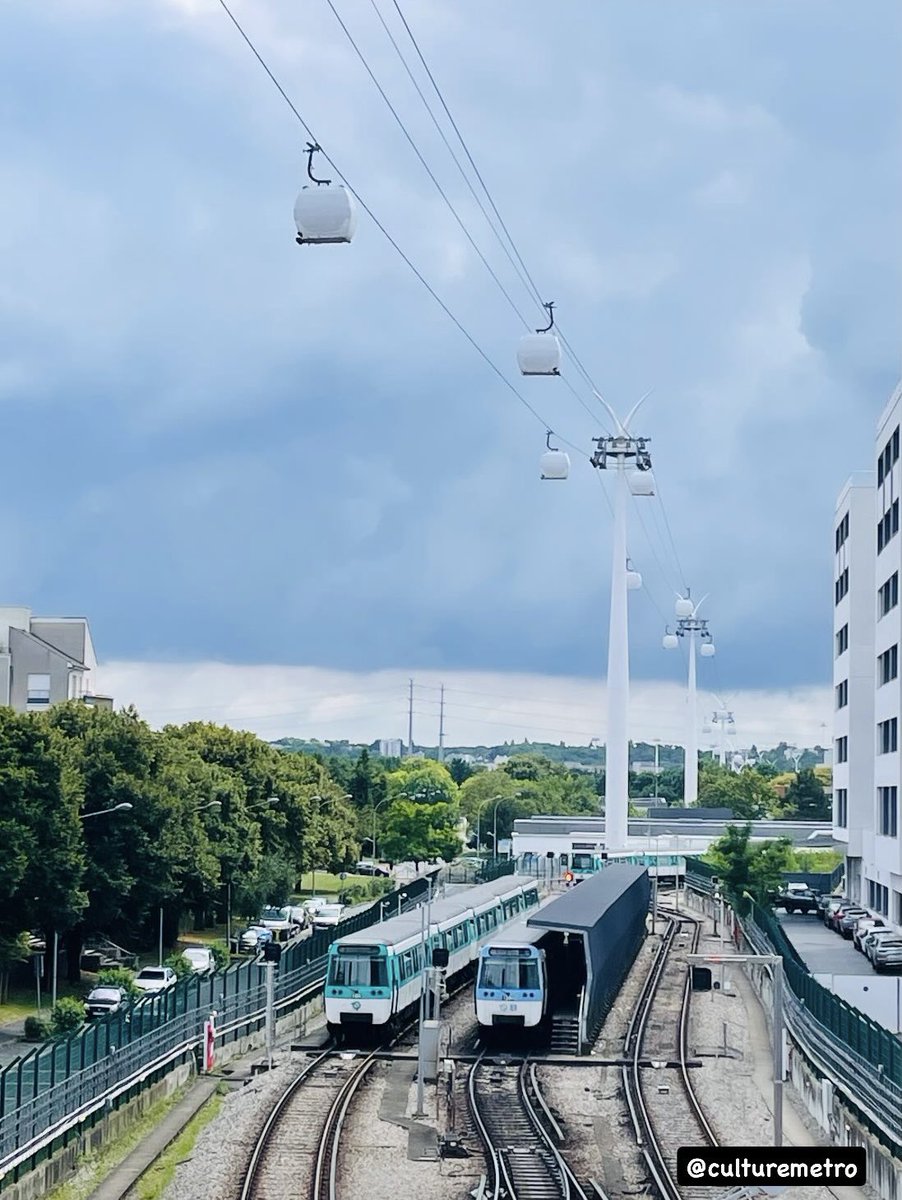 Nouvelle cohabitation des mobilités : le téléphérique #CâbleC1 en essai survole les voies de la #ligne8 du #metro