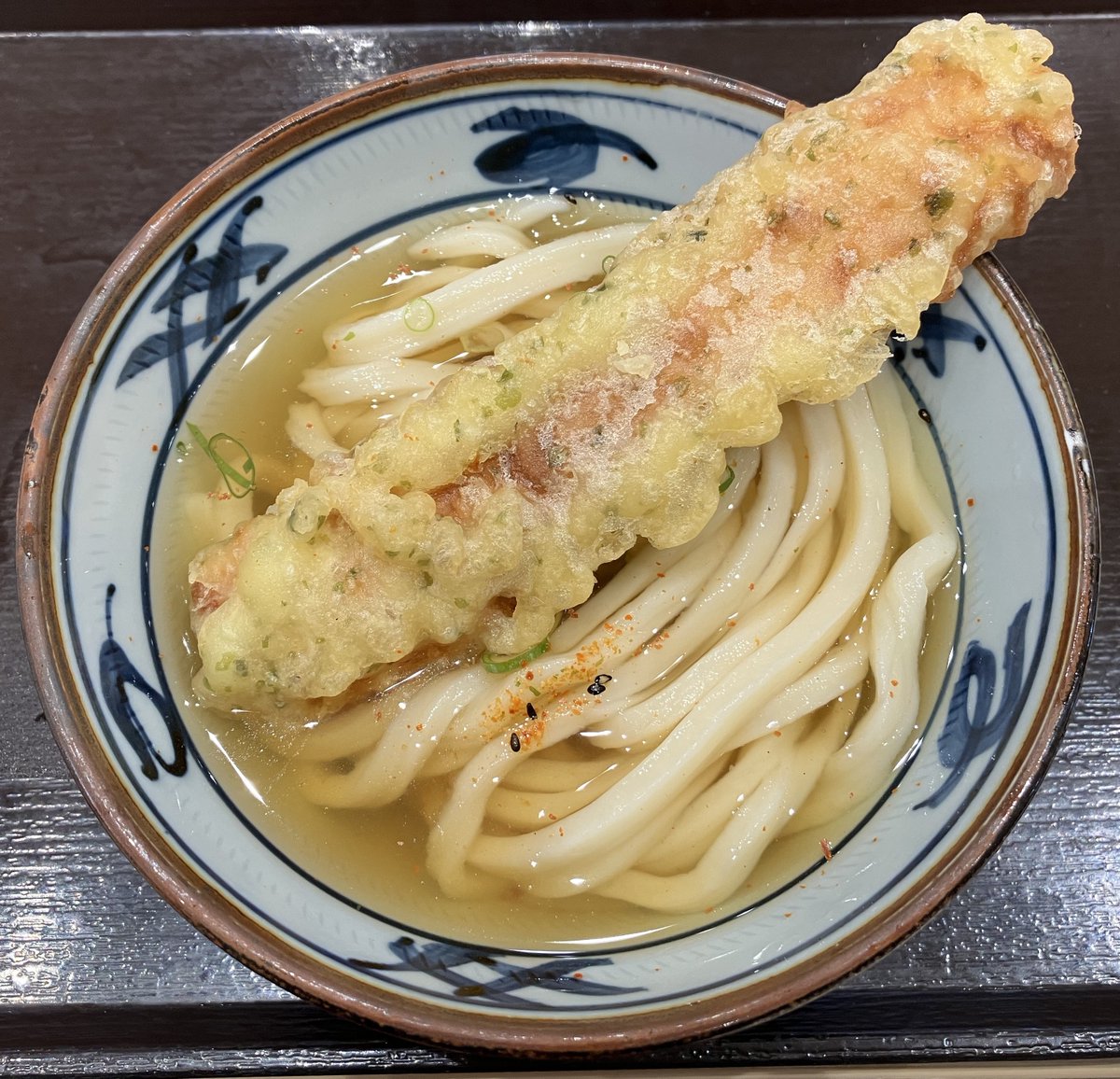 KenNobuy's tweet image. 宮武讃岐うどん ららぽーと豊洲店
東京都江東区豊洲2丁目4−9
冷かけちくわ天（550円）
麺はさぬきのしっかりいしたコシがあり、つゆはいりこだしがきいておいしい。ごちそうさまでした。