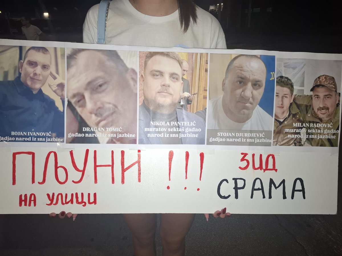 cikafranjo's tweet image. Valjevska &quot;elita&quot; i &quot;pristojna Srbija&quot; koja je gađala narod jajima i flašama i na taj način izazvali reakciju građana. Niko od njih nije pozvan da da izjavu u policiji, a kamo li uhapšen!