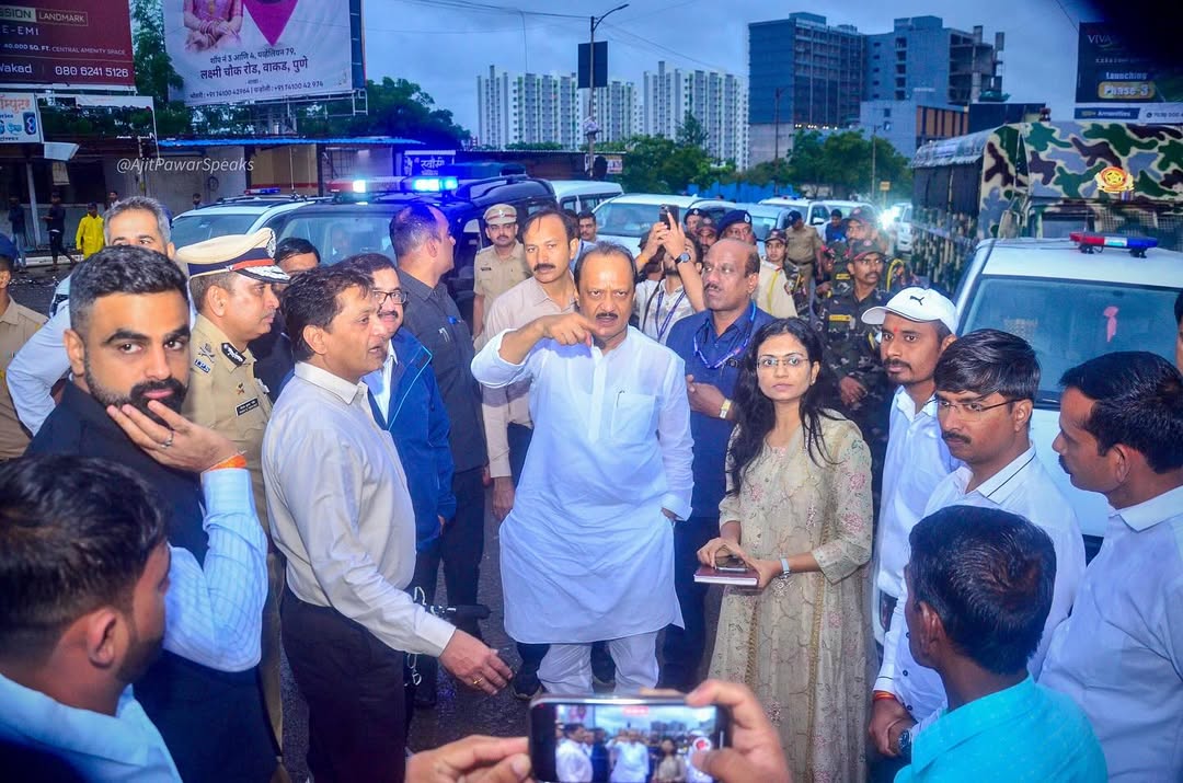 PuneZp's tweet image. माननीय उपमुख्यमंत्री तथा पुणे जिल्ह्याचे पालकमंत्री श्री. अजित पवार यांनी आज पहाटे राजीव गांधी आयटी पार्क, हिंजवडी येथील विविध नागरी समस्यांबाबत पाहणी केली. तसेच, पुणे मेट्रो फेज ३ कामाची व वाहतूक कोंडी सोडवण्यासाठी राबवण्यात येत असलेल्या विविध उपयोजनांची पाहणी करून प्रशासनास…