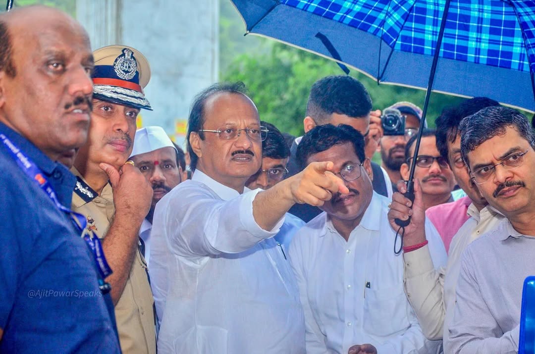 PuneZp's tweet image. माननीय उपमुख्यमंत्री तथा पुणे जिल्ह्याचे पालकमंत्री श्री. अजित पवार यांनी आज पहाटे राजीव गांधी आयटी पार्क, हिंजवडी येथील विविध नागरी समस्यांबाबत पाहणी केली. तसेच, पुणे मेट्रो फेज ३ कामाची व वाहतूक कोंडी सोडवण्यासाठी राबवण्यात येत असलेल्या विविध उपयोजनांची पाहणी करून प्रशासनास…