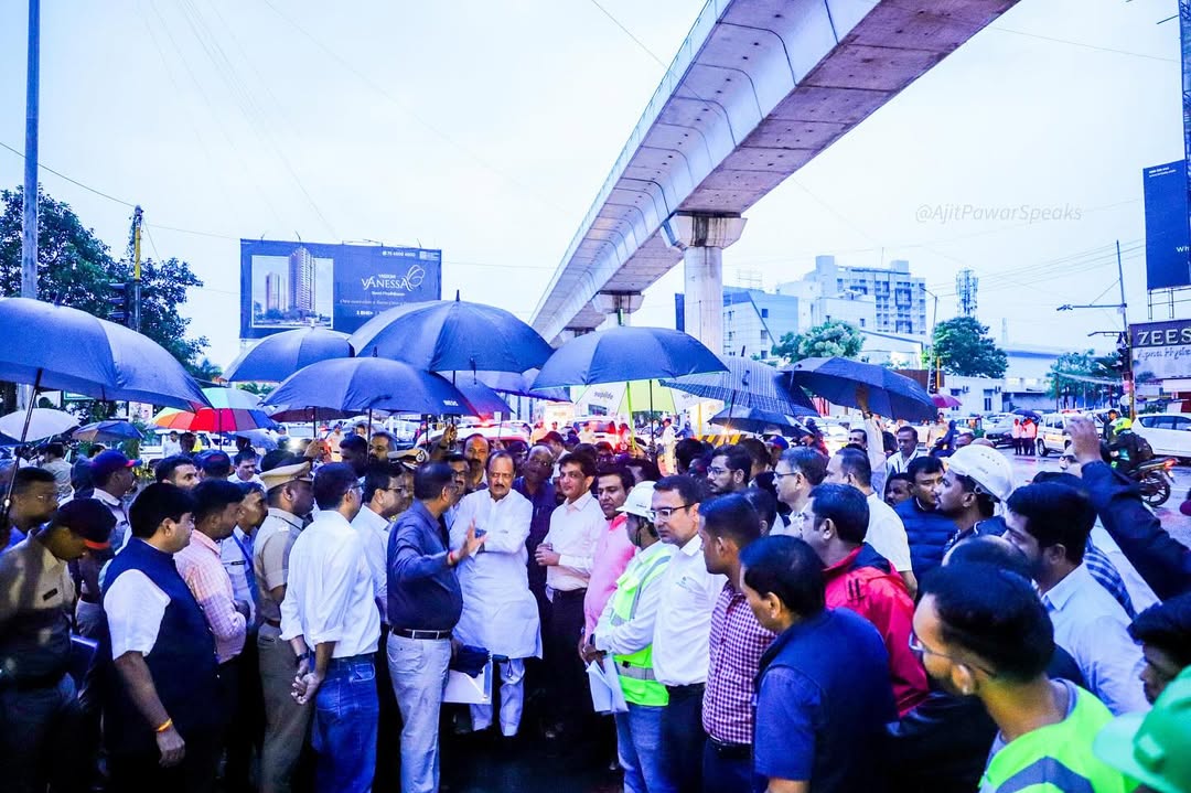 PuneZp's tweet image. माननीय उपमुख्यमंत्री तथा पुणे जिल्ह्याचे पालकमंत्री श्री. अजित पवार यांनी आज पहाटे राजीव गांधी आयटी पार्क, हिंजवडी येथील विविध नागरी समस्यांबाबत पाहणी केली. तसेच, पुणे मेट्रो फेज ३ कामाची व वाहतूक कोंडी सोडवण्यासाठी राबवण्यात येत असलेल्या विविध उपयोजनांची पाहणी करून प्रशासनास…