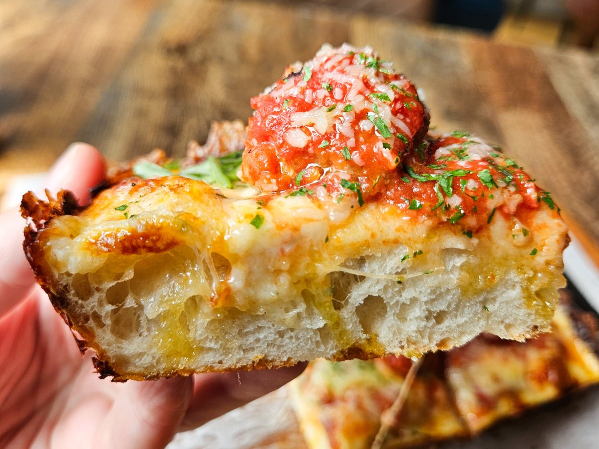 New on the blog - considering Roma’Eat’s pedigree, it’s no surprise how good their Detroit style pizzas are. #Cardiff
gourmetgorro.blogspot.com/2025/07/romaea…