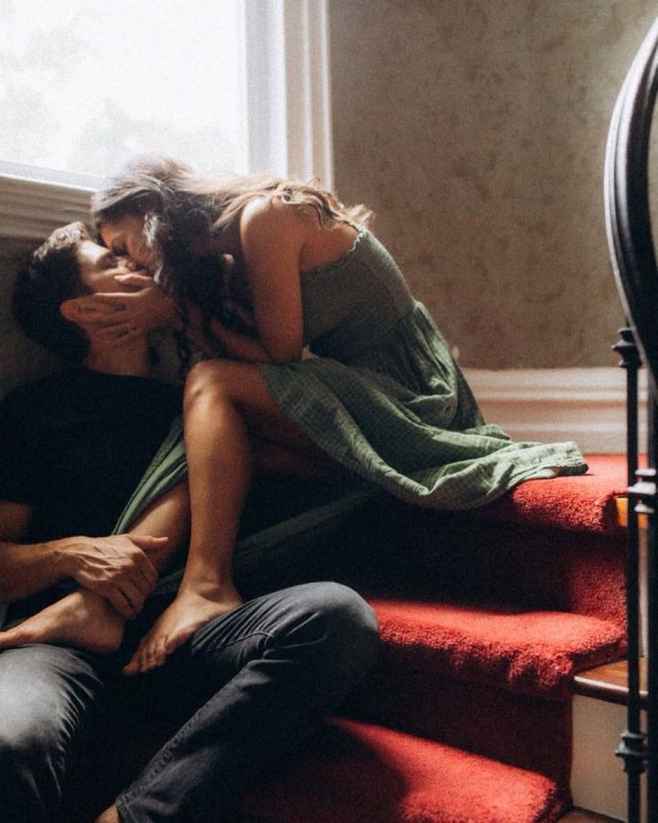 S'embrasser est parfois une urgence absolue, une brutale envie qui ne saurait être retenue ! 
𝑇 𝑒𝑛~𝐿~