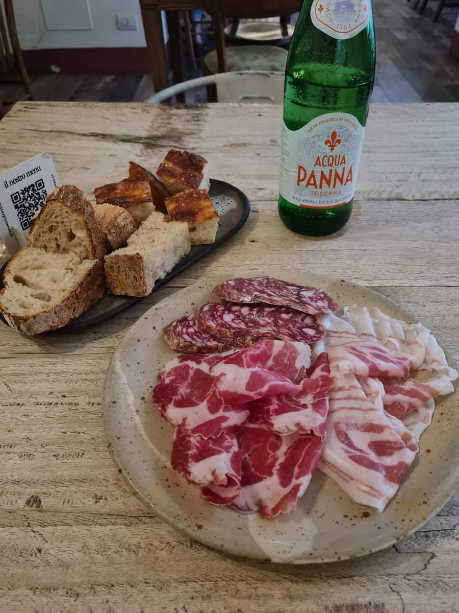 mohikanmeriri's tweet image. エミリア・ロマーニャ州のピアチェンツァは食の町。黒豚の生ハムとサラミ盛り上げ、そしてパンやフォカッチャだけでもちょっとしたご馳走。#イタリア