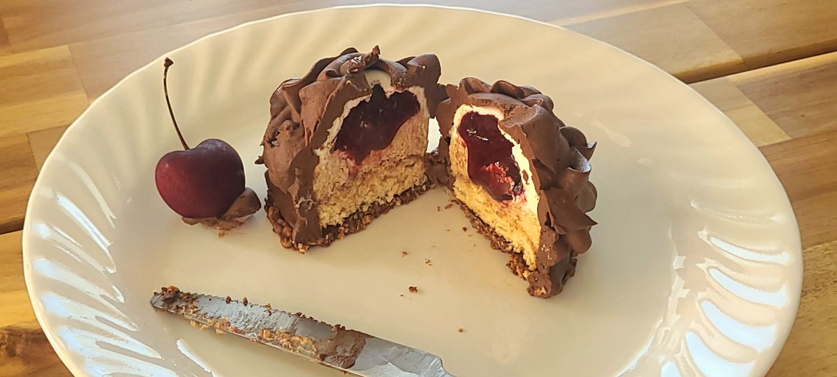 sweetsalt_magic's tweet image. 상수
파이피플(pie people)
여름밤 (₩13,000)
체리
발로나 초코크림
아카미소(적된장)를 더한 체리 인서트
얼그레이와 실론 무스
하이놀리 시골빵 다쿠아즈
곡물 크런치