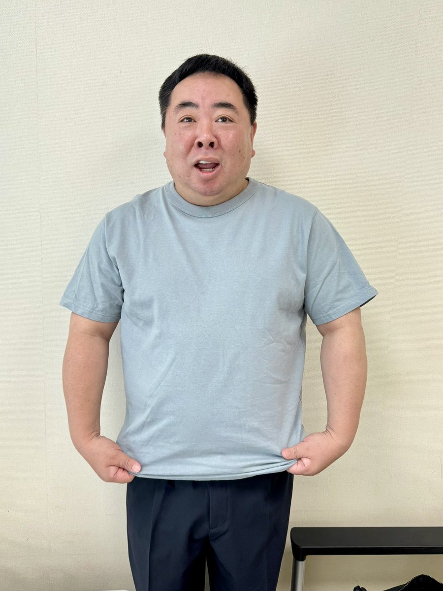tsukajimuga's tweet image. 今日の収録の衣装
このTシャツの色
僕と、同世代の男性スタイリストさんはグレー、若い女性マネージャーと若い女性スタイリストさんは水色と…
グレーでしょ？！
水色です！
えっ？これは男女の違い？
それとも年齢の違い？
それとも個人の問題？
皆さん、どちらに見えます？