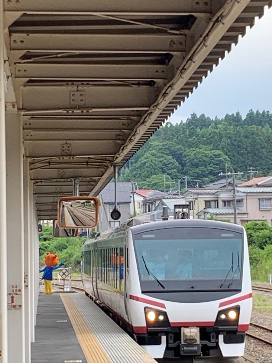 goahead_shigeru's tweet image. JR大船渡線一ノ関−摺沢間が開通して100年㊗️記念キャンペーンとして観光列車「陽旅(ひなび)」が気仙沼駅に到着しました👍ホヤぼーやもピカチュウも歓迎に参加。駅前の皆さん、有難うございました。気仙沼駅までの開通100年は4年後です。JRと一緒に盛り上げていきたいと思います‼️
