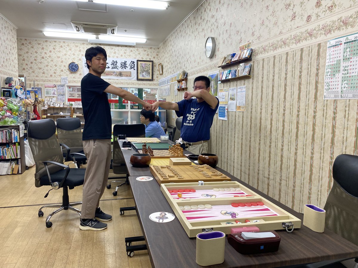 oshamananaban's tweet image. 桑名七盤勝負桑名リーグ2025

どうぶつしょうぎ勢/粟辻選手
　　　　　　VS
バックギャモン勢/ぴーたん選手

はじまりました！
