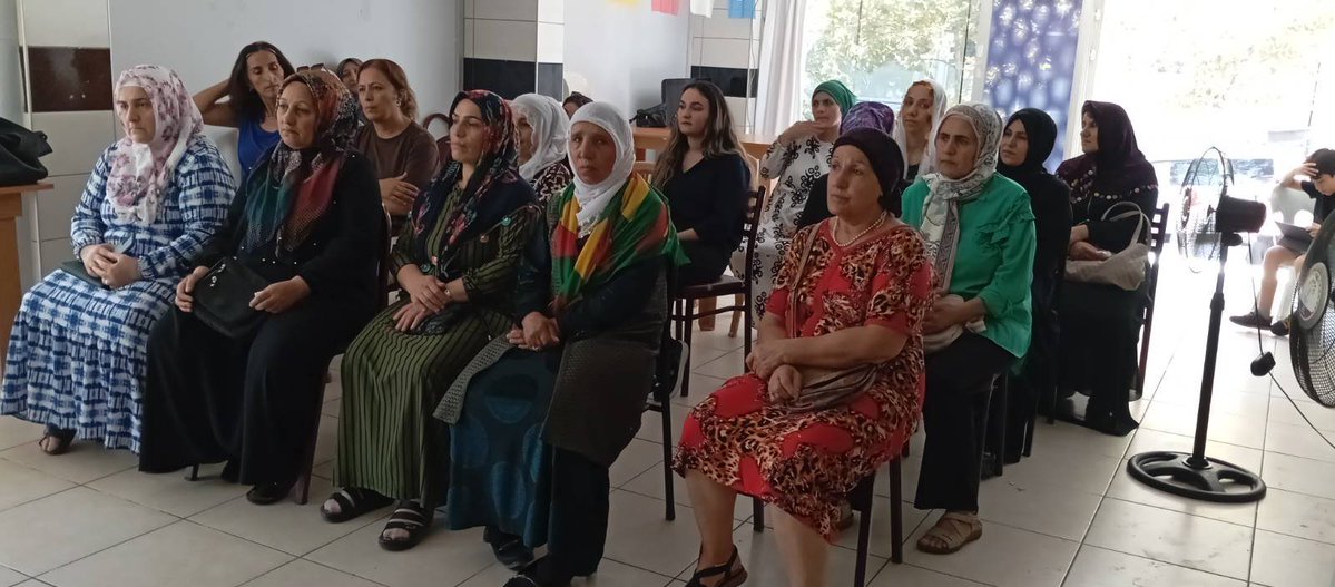 İstanbul’da kadınlarla ‘barış ve demokrasi sürecini’ güncel gündemleri tartışmak için bir araya geldik. Kadınlar yaşamın her alanında olduğu gibi barış sürecinin de öncüsü ve inşacısılar! 

Jin Jiyan Azadî💜