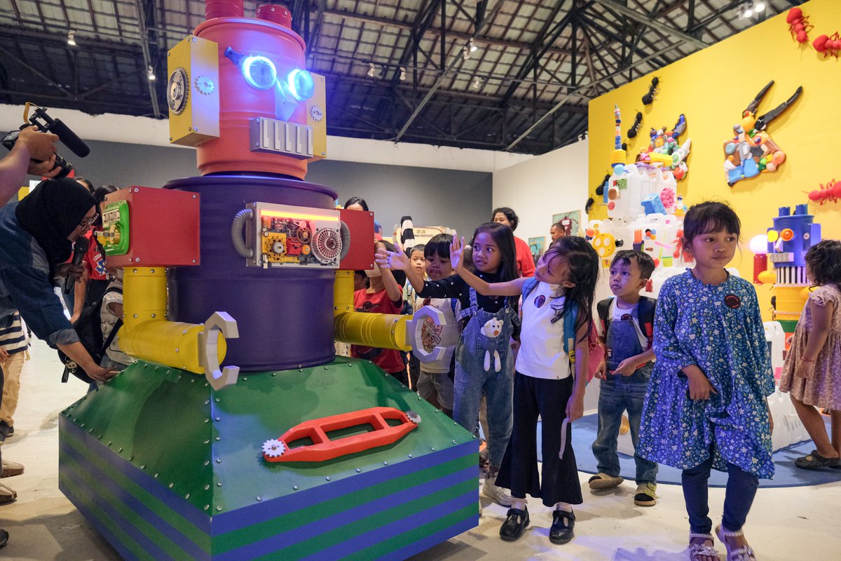 Belasan tas-tas mungil berbaris memasuki ruang pamer ARTJOG. Ternyata, ARTJOG kedatangan teman-teman dari TK Eksperimental Mangunan (20/07). Senangnya bisa menjelajahi dunia kreatif bersama di ARTJOG!🚂

Oh iya, ayah bunda, kamu bisa daftarin sang buah hati untuk ikutan
