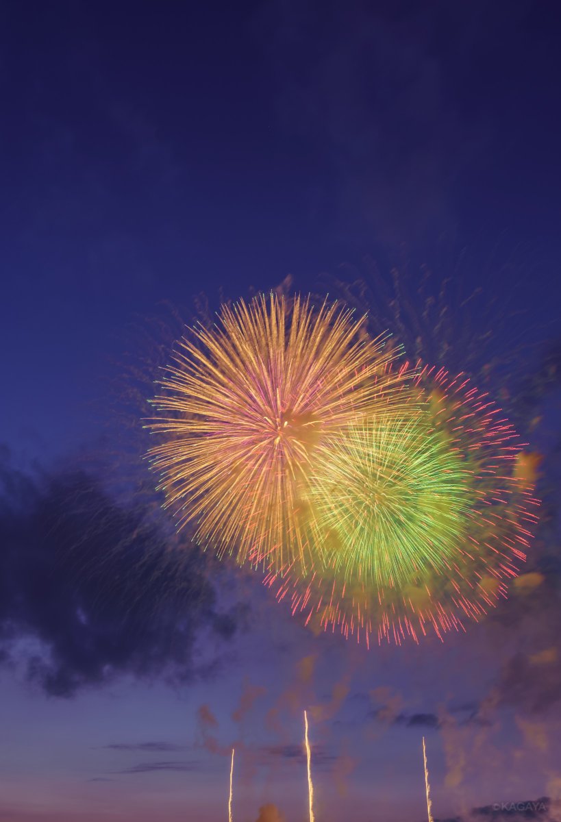 【花火の撮り方】マニュアルモードにセット。ピントは無限遠。フラッシュをオフに。感度はISO100。絞りをF8〜22に。カメラを三脚に据えて撮ります。シャッタースピードは2秒〜6秒。絞りを花火の明るさによって変えて試します。