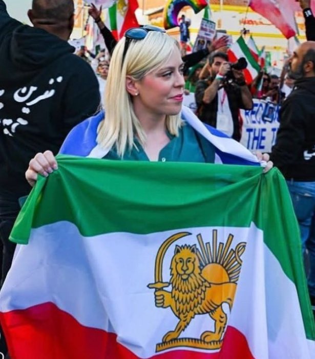 Calling_Parisa's tweet image. حامد اسماعیلیون پرچم جدیدشو درنیاورده هنوز؟
ممنونیم ازت دختر♥️
#KingRezaPahlavi