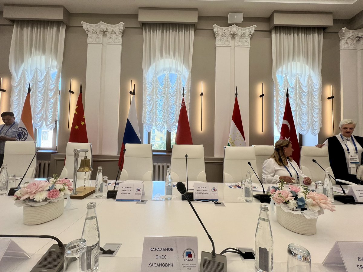 Rusya’da bir etkinliğe geldim. Birkaç ülkeden temsilci var. Rusya’da resmi çalışıyor olsak bile, ben etkinliğe katıldığım için Türk Bayrağı koymuşlar.. 

Gel de gururlanma..