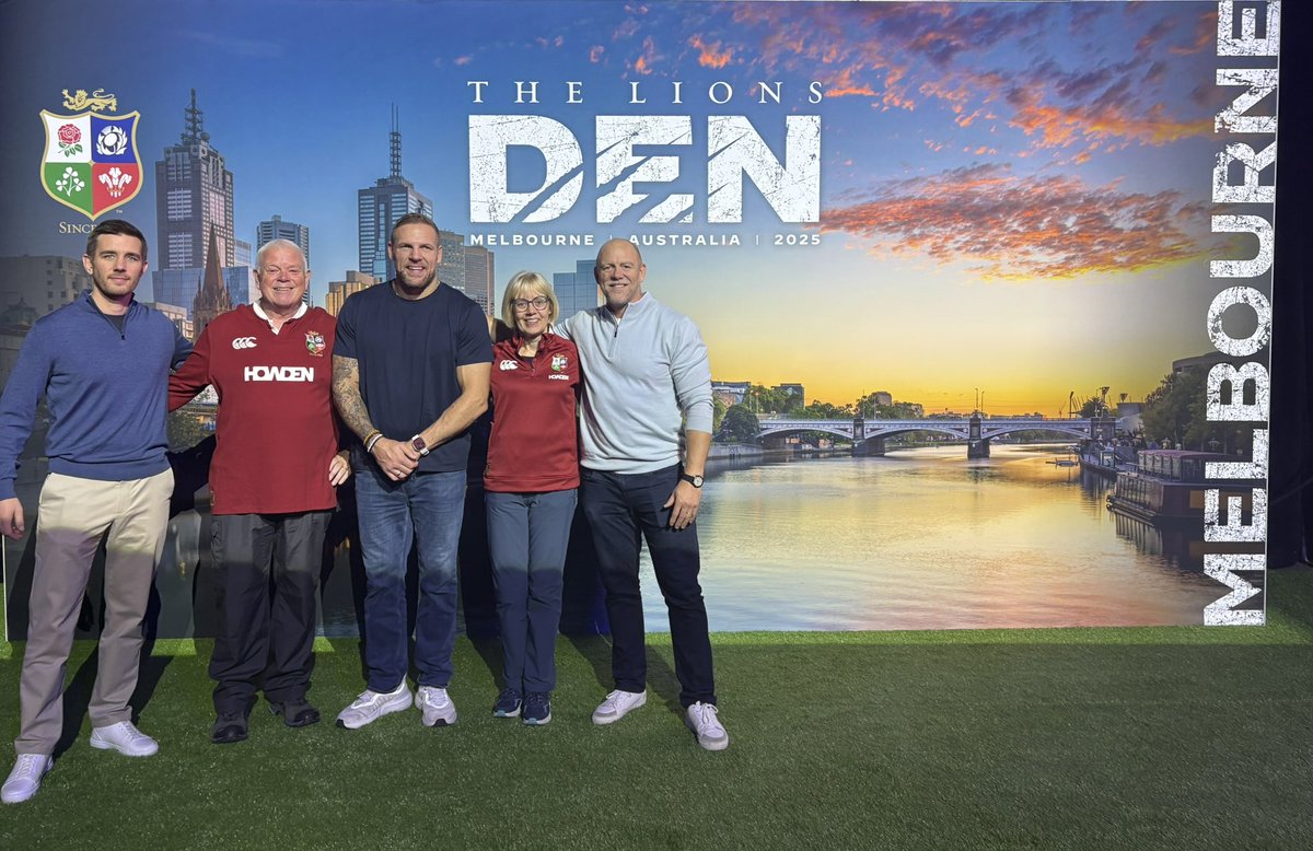 Janela_X's tweet image. I’m still not 100% but a hug from Rugby Royalty such as Mike Tindall definitely helped boost my spirits.
@Iain_L joined us for the group photo with Alex Payne from SkyTV & James Haskell.
Come on Lions. Let’s roar tonight & beat the Wallabies! #Lions2025