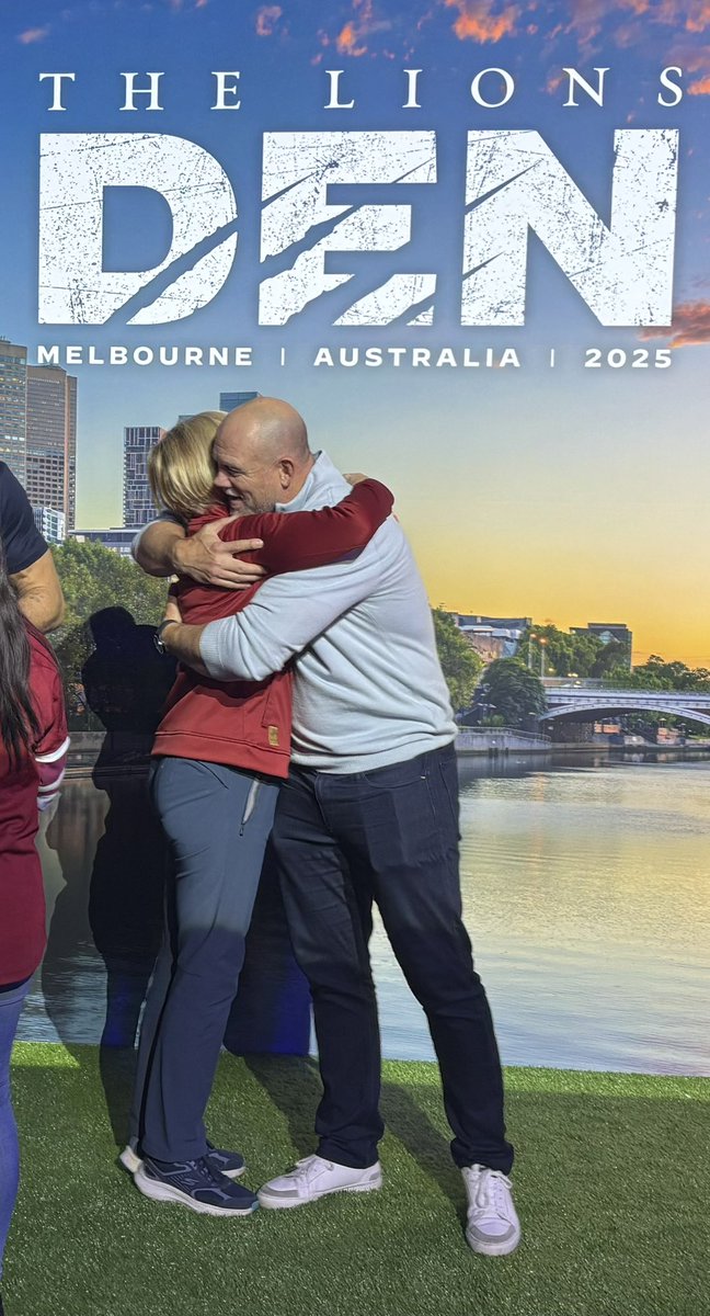 Janela_X's tweet image. I’m still not 100% but a hug from Rugby Royalty such as Mike Tindall definitely helped boost my spirits.
@Iain_L joined us for the group photo with Alex Payne from SkyTV & James Haskell.
Come on Lions. Let’s roar tonight & beat the Wallabies! #Lions2025