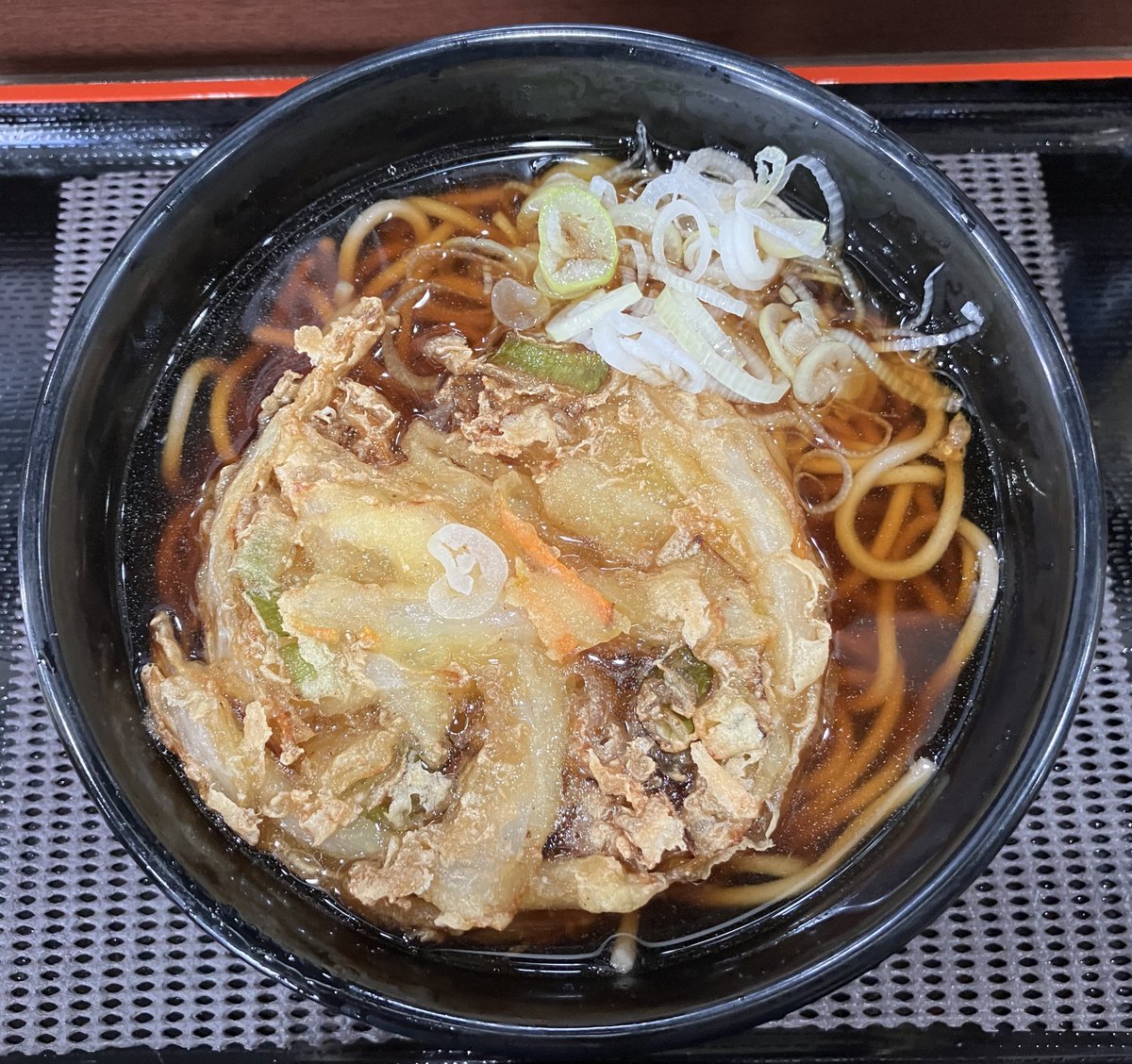 KenNobuy's tweet image. 立喰いそば 梅市
東京都千代田区神田神保町1丁目2−8
かき揚げ天そば（550円）
今年開店して6月末からお休みしていた梅市さんが再開したとのことで行ってきました。当面日・祝お休みで11時から16時までの営業のようです。やっと食べられました。