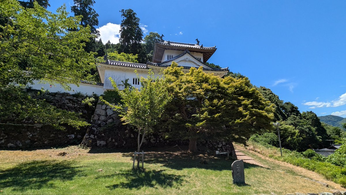 etoogaku's tweet image. 山の麓の出石城にも不思議な話があります。
江戸時代、出石城中には武士が昼夜共に在勤していた。ところが宿直当番がある部屋の所定の位置に布団を敷いて寝ると、翌朝には必ず別の所に移動しているため、気味悪がって誰もその部屋で寝なかったという。
その不思議部屋は城のどの辺にあったんだろう。
