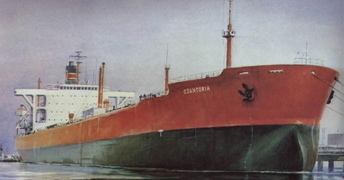nauka_natura's tweet photo. #Czantoria legendarny kolos polskiej floty. Największy #statek w historii Polskiej Żeglugi Morskiej– zbiornikowiec przystosowany do transportu surowej ropy. Mierzyła 293 metry długości i mogła zabrać 146 tysięcy ton ładunku. Była dłuższa od Titanica!⬇️ https://t.co/q04XEthLNe