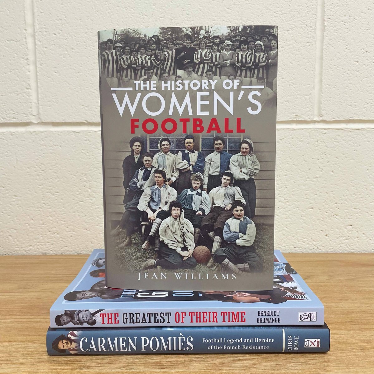 penswordbooks's tweet image. ✨ What are you reading this weekend? 📚⚽️🦁
📖 The History of Women's Football by Jean Williams
📖 The Greatest of their Time by @Benedict_B
📖 Carmen Pomiés – Football Legend and Heroine of the French Resistance by Chris Rowe