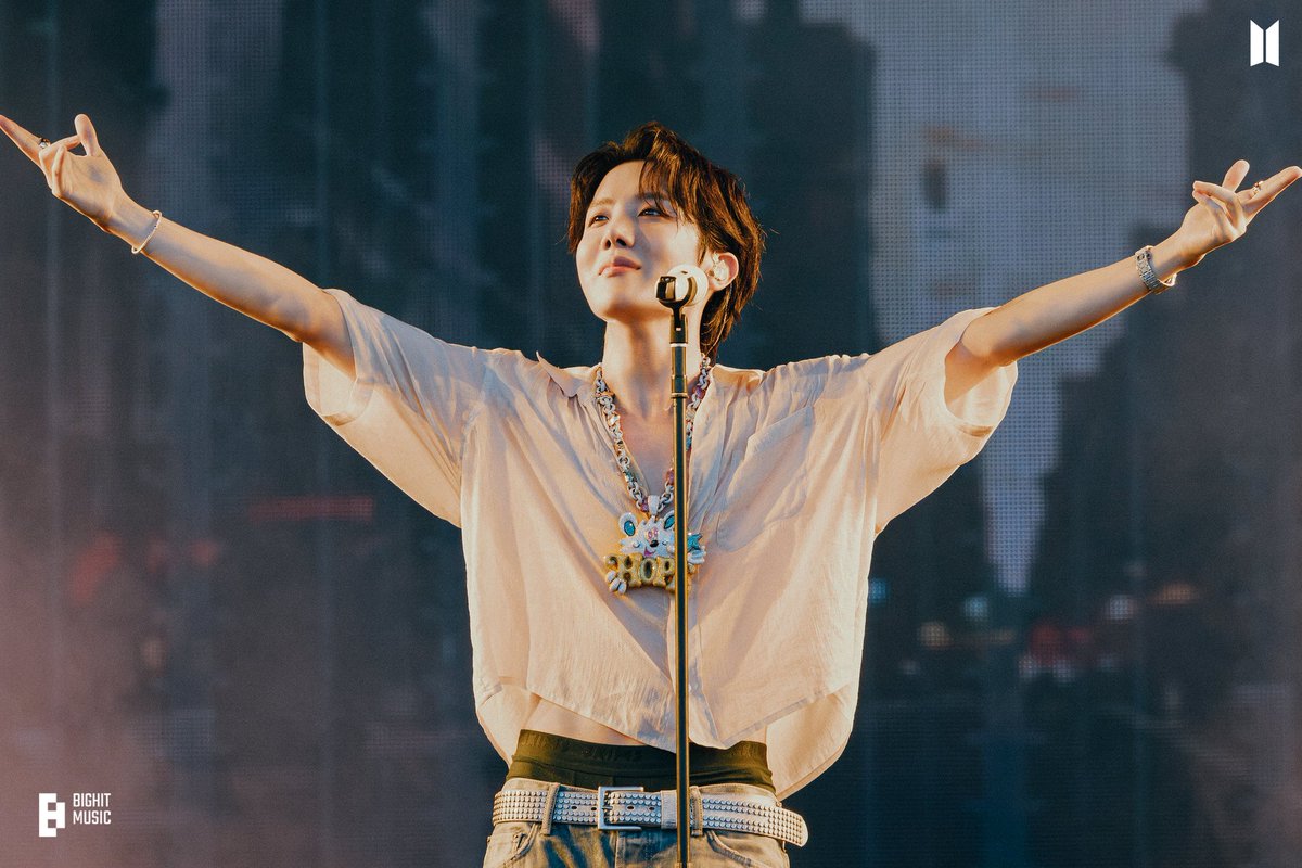 BTS_GerARMY's tweet image. Guten Morgen 💜
Hobi wat heute früh live auf Weverse und hat erzählt, dass er zur Zeit wegen den Membern viel lachen muss & dass es allen gut geht! 🥰
Habt ihr zuschauen können?