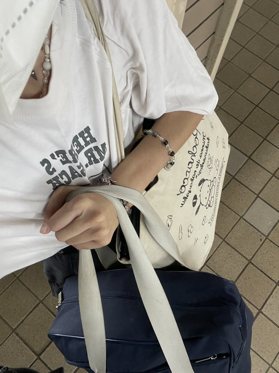 savingivan's tweet image. I HAVENT EVEN ARRIVED @ THE VENUE N THESE BAGS FILLED W ART MATERIALS R KILLING ME