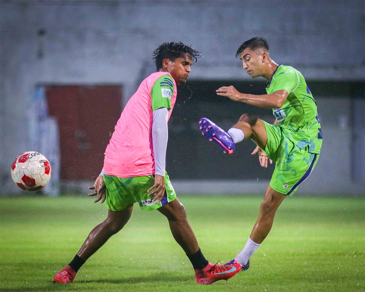 mohunbagansg's tweet image. 𝚆𝙴. 𝙰𝚁𝙴. 𝗥𝗘𝗔𝗗𝗬. 👊
#MBSG #JoyMohunBagan #আমরাসবুজমেরুন