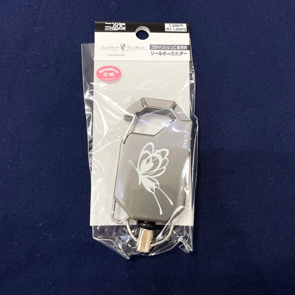 geestore_sendai's tweet image. ✨️新商品情報✨️
TVアニメ『SummerPockets』より
「七影蝶 リールキーホルダー」が入荷いたしました‼️
七影蝶をデザインした鍵やパスケースを付けられる伸縮自在の便利なツールです🦋
#EBeanS 6Fにてご来店お待ちしております💁
#サマポケ
#サマポケアニメ