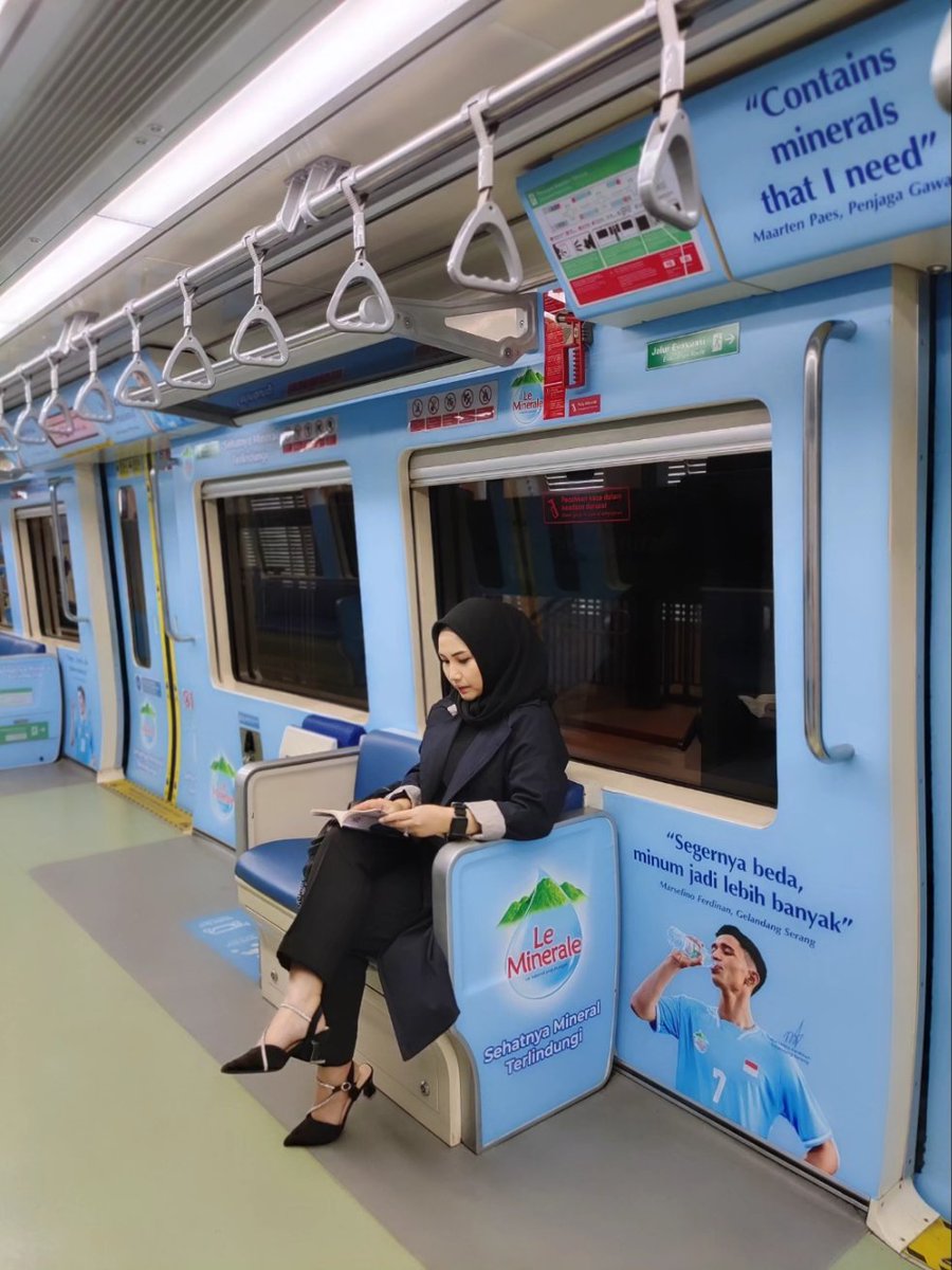 Sekitar jam 2 gini, LRT lengang banget cuy!