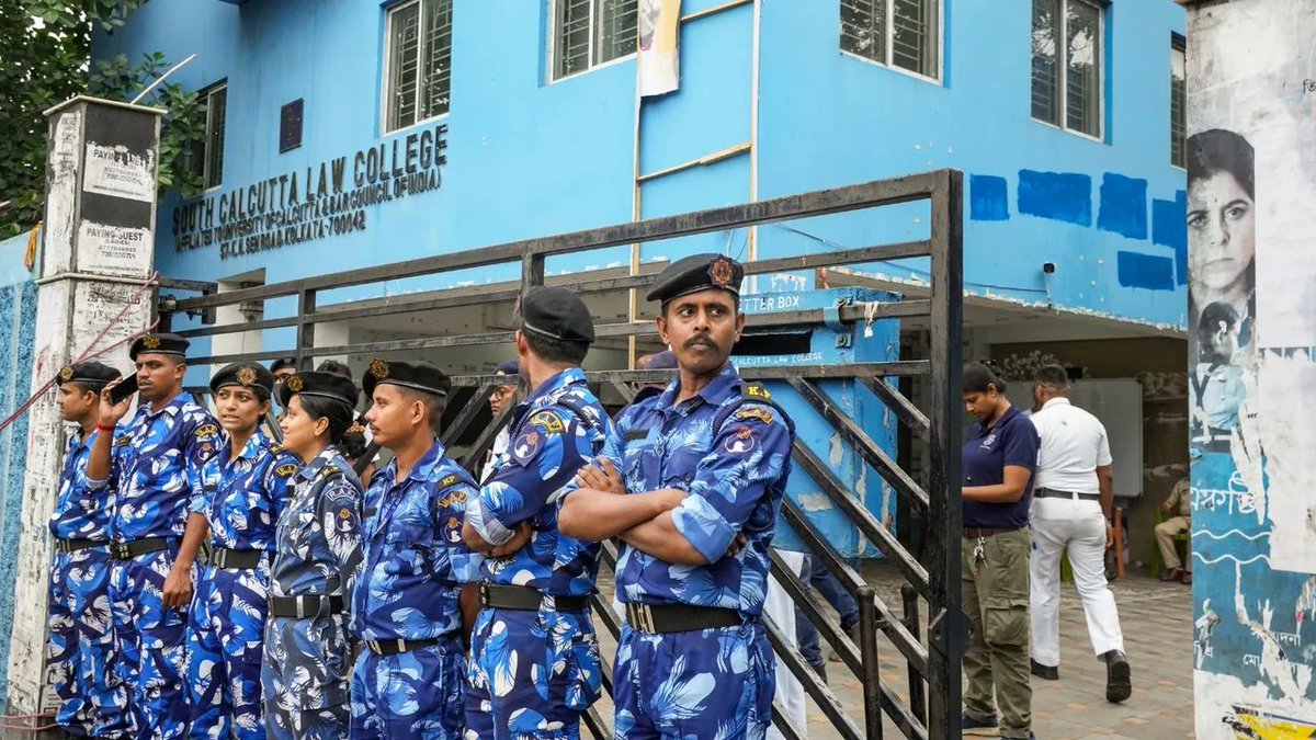 thenewsdrum's tweet image. Kolkata law college to deploy ex-Army men for security after gang rape of student on campus
newsdrum.in/national/kolka…
#KolkataLawCollege #LawStudent #Kolkata #CrimeNews #WestBengal