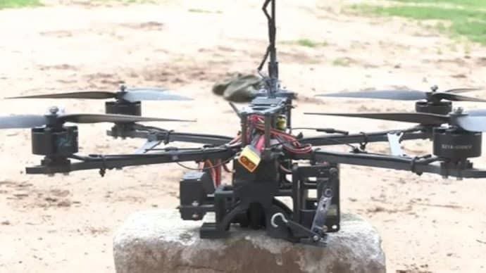 diwakar_voice1's tweet image. Ahmedabad techie builds automated grenade detonation drone, Army orders 20 units
Engineer Keshavkant Sharma from Ahmedabad created 'Gati', a drone that automates grenade detonation and returns safely.
After successful trials, the Indian Army placed an order for over 20 units.