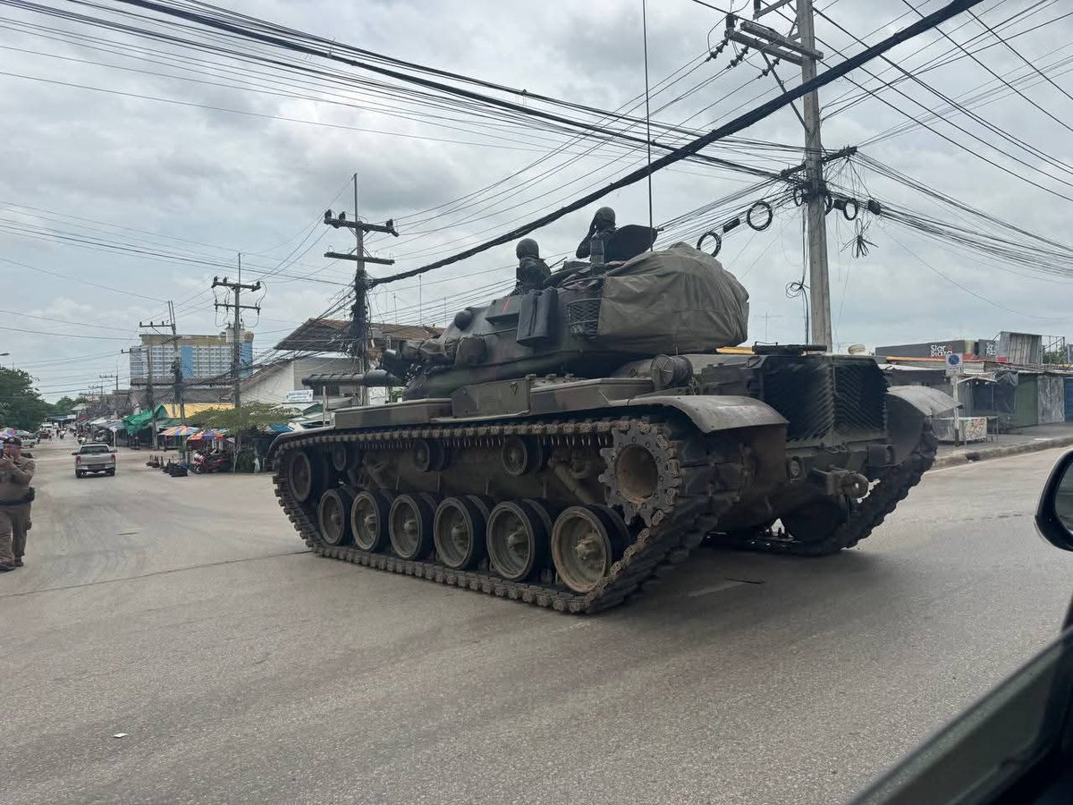 itsmePanha's tweet photo. Thailand armed forces has deployed its tanks near the gate of Cambodia-Thailand border (Poi pet).
Thailand only wants war and love playing victim while they are the real aggressors🖕 https://t.co/qc80Z1CkVF