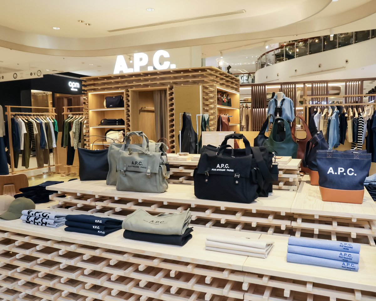 centralwOrld's tweet image. เปิดแล้ววันนี้! A.P.C. Pop-Up Store แบรนด์แฟชั่นสุดฮิตจากปารีส ที่ชั้น 1 โซน Atrium เซ็นทรัลเวิลด์ ✨

#APCParis #centralwOrld #CTWFashionCitizens