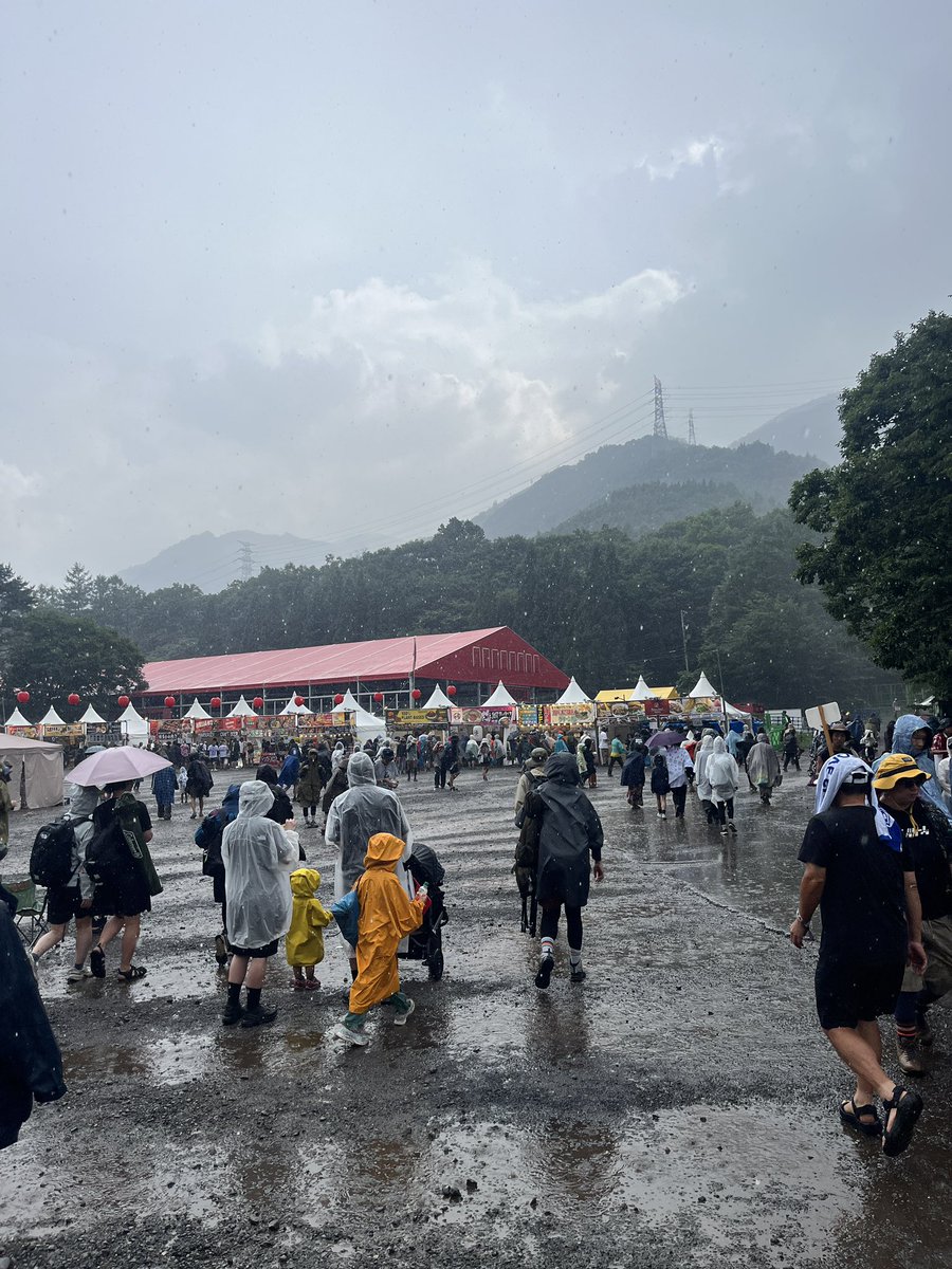 Jefnarashino's tweet image. フジロックすごい雨降っててウケる