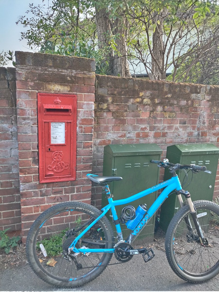 SDetectorist's tweet image. Where Willoughby Road joins Belstead Road for #PostBoxSaturday.
Lovely cypher of Edward VII here.
Look out for the @OrdnanceSurvey #BenchMark too.
Better saddle up and continue my journey 🚴