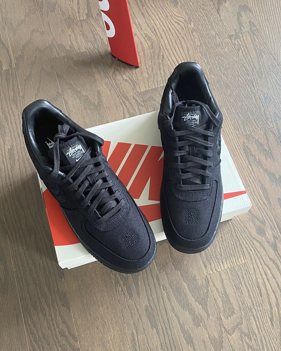 mactrendz's tweet photo. WhatsApp +256755272634 for deliveries. Nike Air Force 1 Low x Stüssy “Black” available in size 40-45 — black hemp upper, stitched Swoosh, Stüssy logo on toe box & metal heel tab. Clean & premium! #Nike #Stussy #AF1 #TripleBlack #Streetwear #Sneakers #ShoeGame https://t.co/WANSJIAk4K