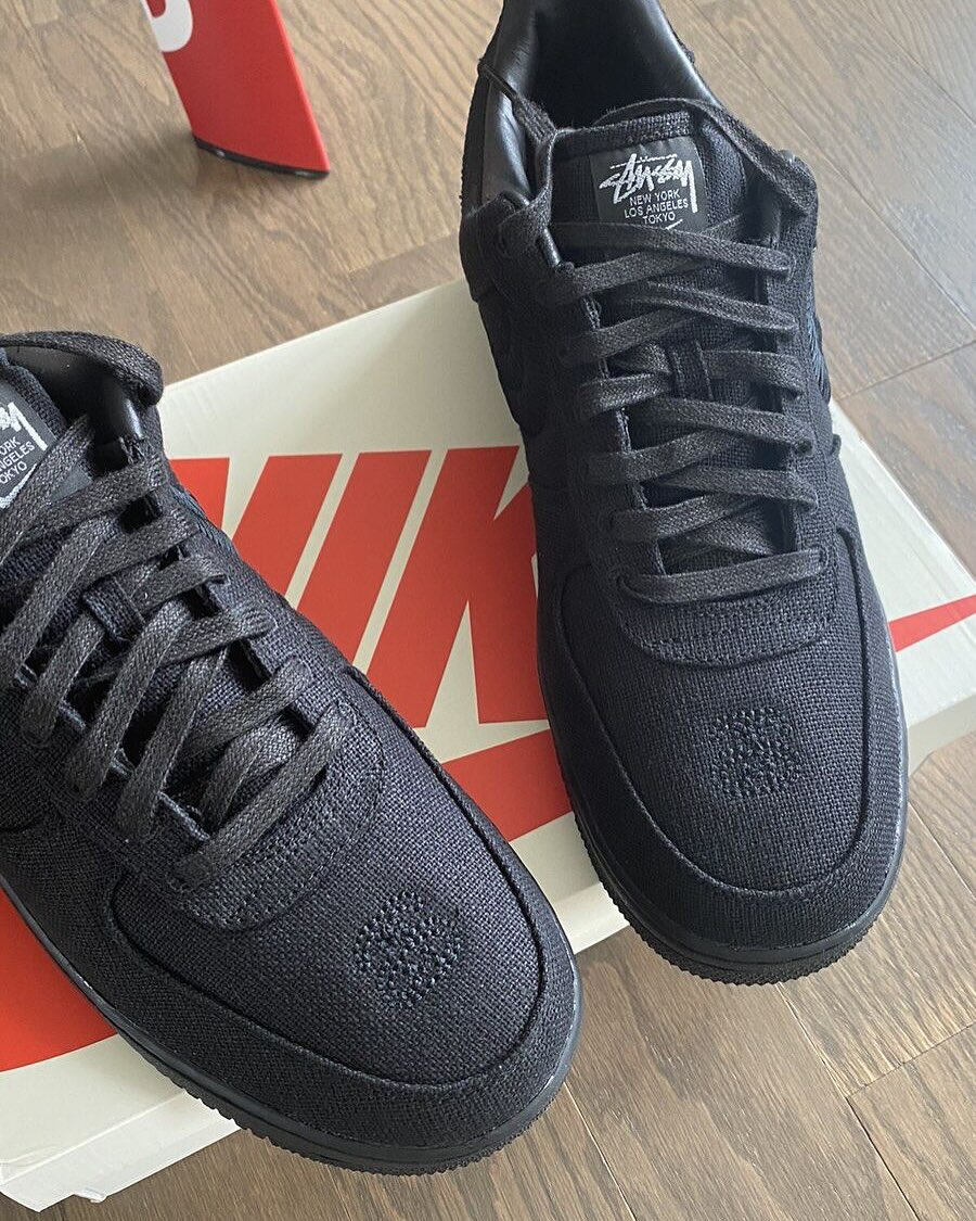 mactrendz's tweet photo. WhatsApp +256755272634 for deliveries. Nike Air Force 1 Low x Stüssy “Black” available in size 40-45 — black hemp upper, stitched Swoosh, Stüssy logo on toe box & metal heel tab. Clean & premium! #Nike #Stussy #AF1 #TripleBlack #Streetwear #Sneakers #ShoeGame https://t.co/WANSJIAk4K