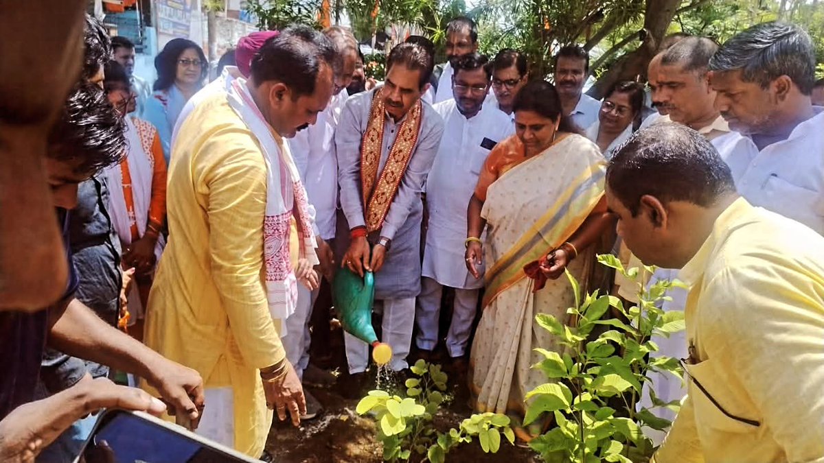 आज कारगिल विजय दिवस के अवसर पर रावतपुर गाँव स्थित  बलिदानी संदीप चौहान जी शहीद स्मारक स्थल पर उनको नमन किया एवं भाजपा जिला अध्यक्ष आदरणीय श्री अनिल दिक्षित जी , कल्याणपुर की यशस्वी विधायिका श्रीमती Neelima Katiyar जी के साथ वृक्षारोपण किया। 
#KargilDiwas2025