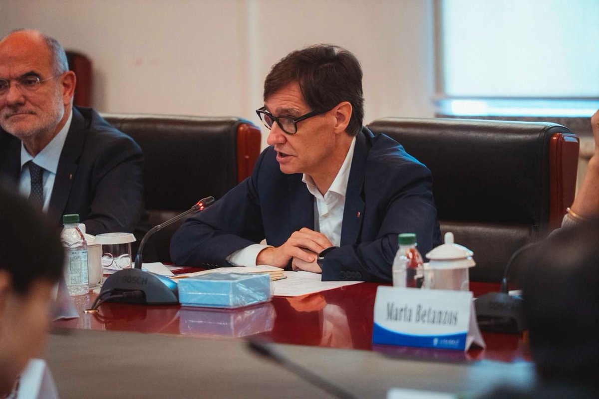 govern's tweet image. 📸 El president de la Generalitat, @salvadorilla, ha visitat les instal·lacions de la Beijing Foreign Studies University, una universitat pública especialitzada en l’estudi de llengües estrangeres, i ha mantingut una trobada amb el seu president, Jia Wenjian.