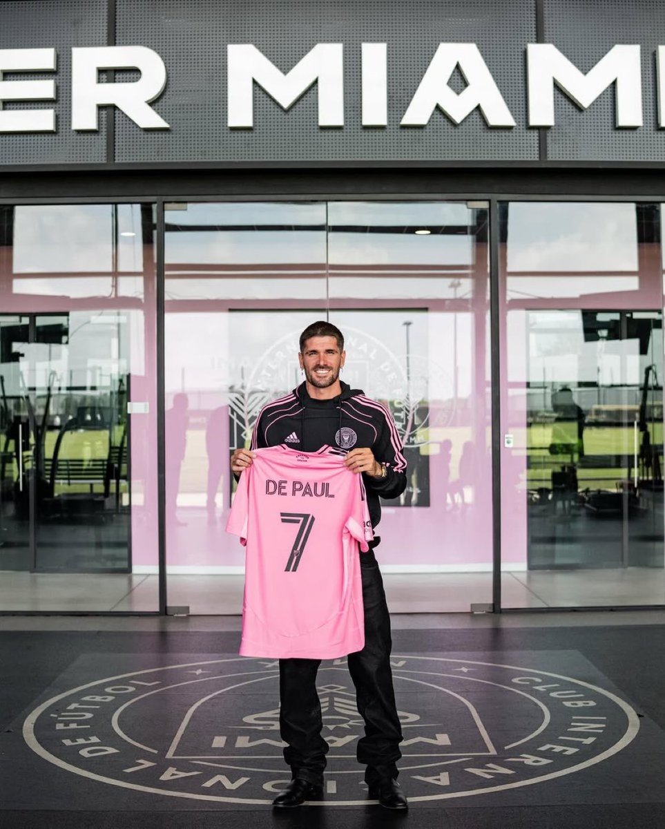 IntermiamiFR_'s tweet image. 🚨 OFFICIEL : RODRIGO DE PAUL EST UN JOUEUR DE L'INTER MIAMI ! 🔥🔥🔥
Il portera le maillot numéro 7 tout comme dans l'équipe nationale argentine !