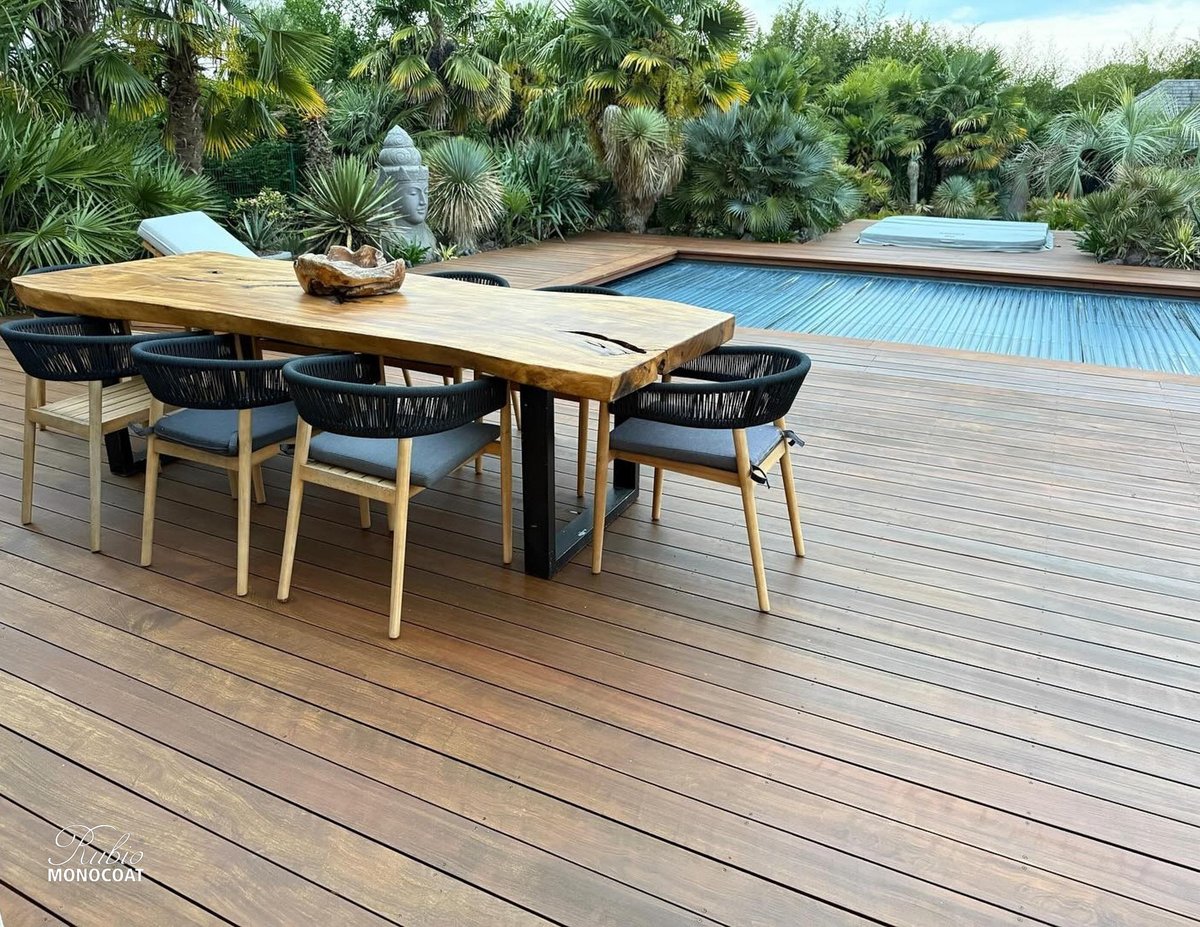 @nuancesdelourcq has turned this tropical garden into an absolute tropical paradise. The natural colour of the decking adds a serene contrast to the greenery and makes the poolside feel like a boutique retreat.