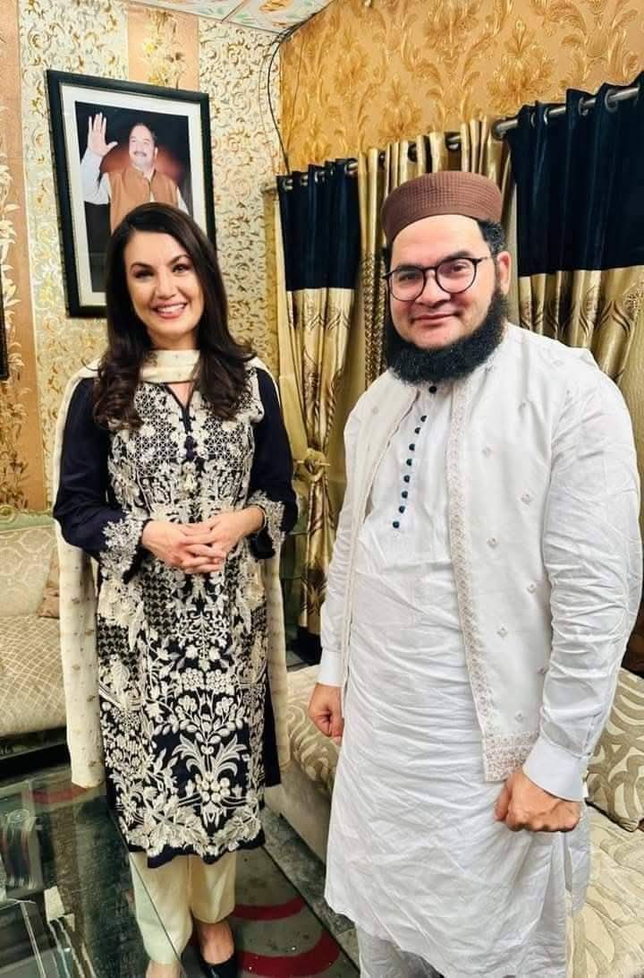 Mango_peopel's tweet image. شاہد بھائی نے ۔۔۔
نے اسلام آباد میں ایک گھر پینٹ کیا۔ ۔
موصوف نے توقع سے اچھا کام کیا تو مالک مکان نے اسے خوش ہو کر مزدوری کے علاوہ ایک ہزار روپیہ انعام دیا ۔
اور کہا۔۔یہ لو۔ بیگم کے ساتھ فلم دیکھنے چلے جانا ۔۔
شام کو دستک ہوئی تو آدمی نے باہر دیکھا۔ شاہد بھائی سوٹ پہن کے…