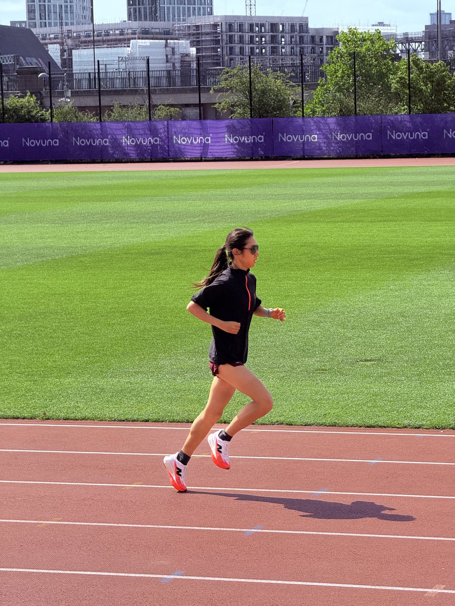 ATHTRACK_AC's tweet image. 普通ならばロードレース用に着用するシューズ…
テンポ、フォームの意識付けの為だけにアップの際にほんの一瞬着用すると言った使い方。
